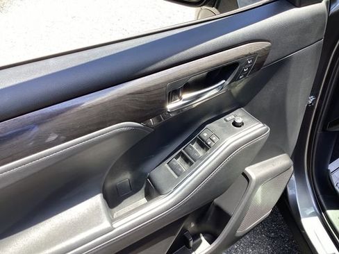 Used 2024 Toyota Highlander Platinum FWD image 11