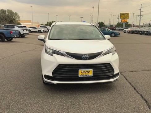 Used 2025 Toyota Sienna LE FWD image 3