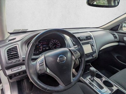 Used 2014 Nissan Altima 2.5 SV w/ Convenience Package FWD image 10