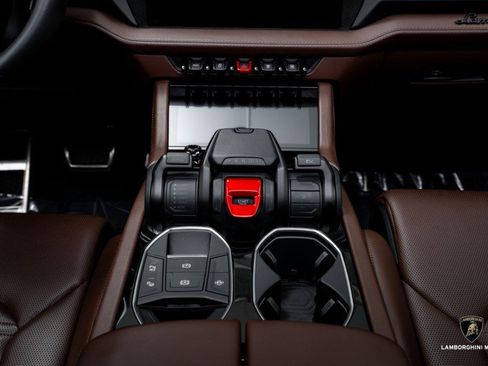 Used 2025 Lamborghini Urus SE image 35