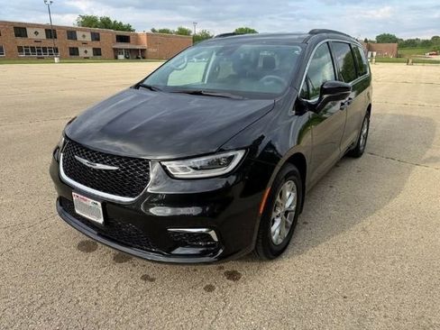 Used 2023 Chrysler Pacifica Touring-L w/ Uconnect Theater Family Group AWD/4WD image 6