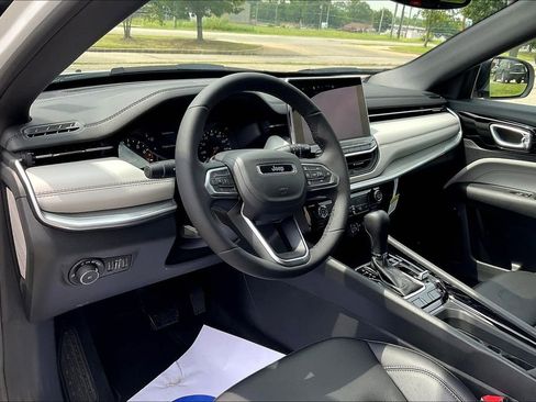 Used 2025 Jeep Compass Limited image 6