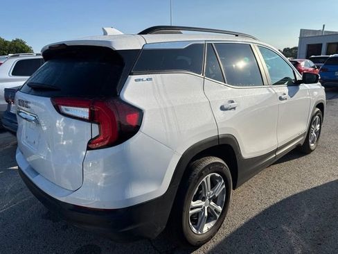 Used 2024 GMC Terrain SLE w/ Driver Convenience Package FWD image 5