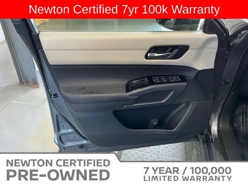 Used 2025 Nissan Pathfinder SL AWD/4WD image 45
