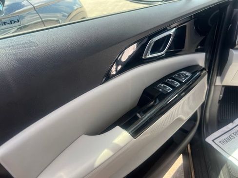 Used 2024 Kia Carnival EX FWD image 17