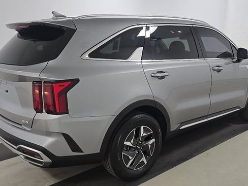 Used 2024 Kia Sorento EX FWD image 3