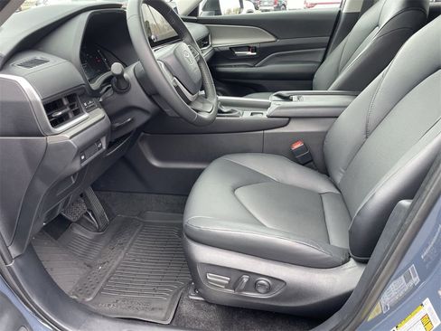 Used 2025 Toyota Grand Highlander AWD image 9