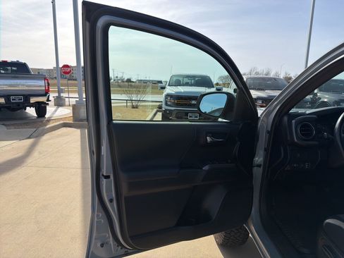 Used 2021 Toyota Tacoma TRD Off-Road w/ Technology Package image 13