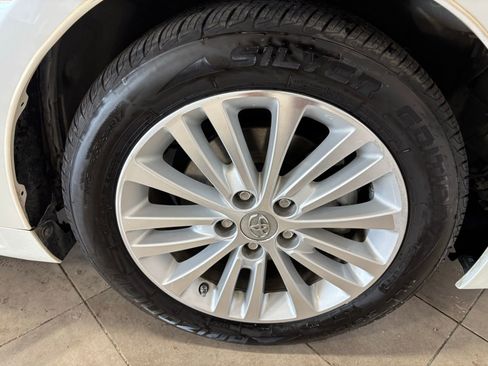 Used 2014 Toyota Avalon Limited w/ Technology Package image 9