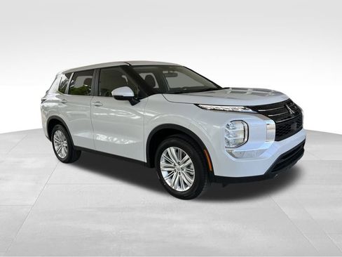 Used 2024 Mitsubishi Outlander ES image 2