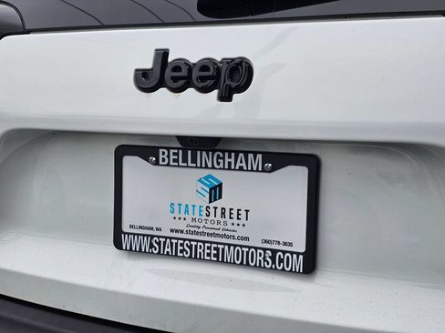 Used 2023 Jeep Cherokee Altitude Lux w/ Elite Group AWD/4WD image 13