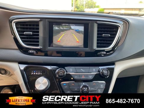 Used 2018 Chrysler Pacifica Touring-L FWD image 17