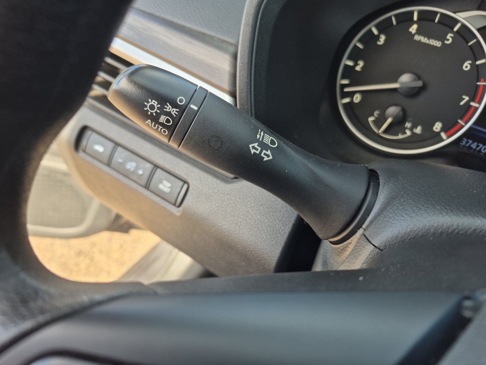 Used 2025 Nissan Altima 2.5 SV FWD image 33