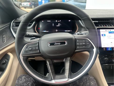 New 2025 Jeep Grand Cherokee Limited w/ Luxury Tech Group II image 40