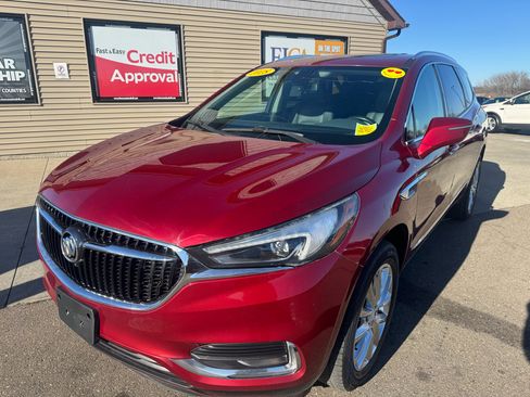 Used 2018 Buick Enclave Essence image 1