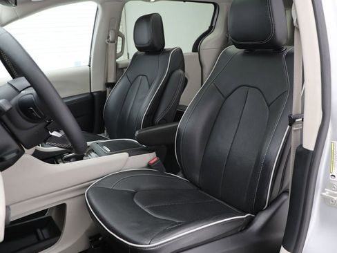 Used 2024 Chrysler Pacifica Limited image 16