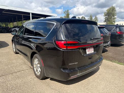 Used 2024 Chrysler Pacifica Touring-L FWD image 5
