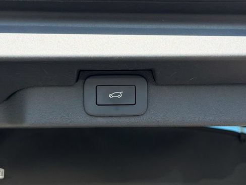 Used 2025 Land Rover Discovery Metropolitan Edition AWD/4WD image 14