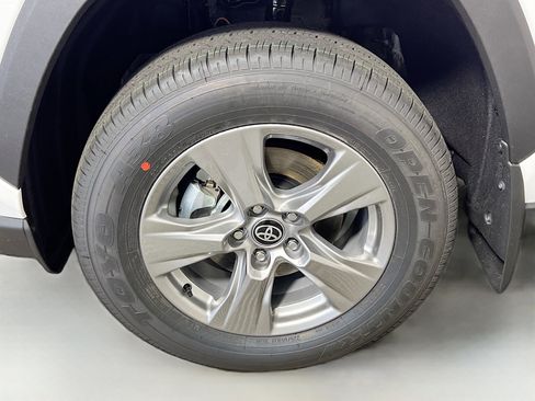 Used 2025 Toyota RAV4 XLE AWD/4WD image 13