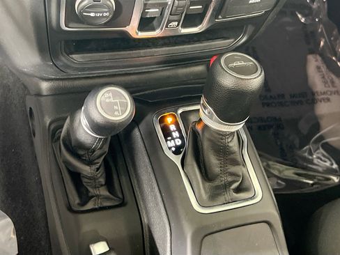 Used 2022 Jeep Gladiator Sport image 16