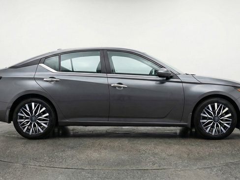 Used 2025 Nissan Altima 2.5 SV image 11