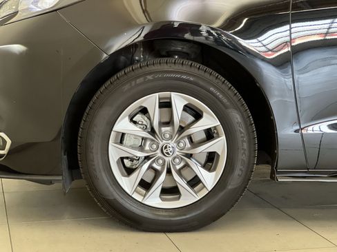 Used 2024 Toyota Sienna XLE w/ XLE Plus Package FWD image 11