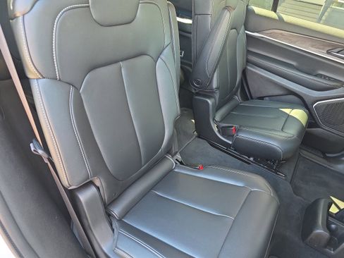 Used 2023 Jeep Grand Cherokee L Limited w/ Luxury Tech Group II AWD/4WD image 17