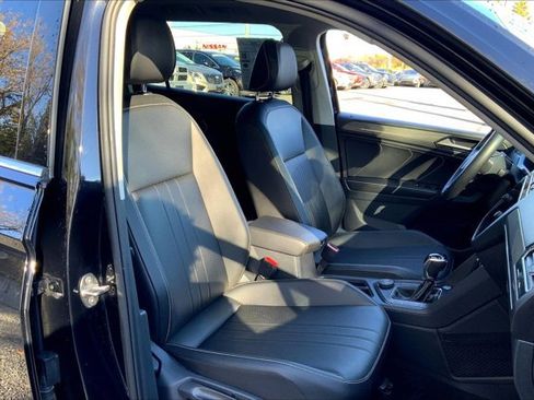 Used 2022 Volkswagen Tiguan SE image 6