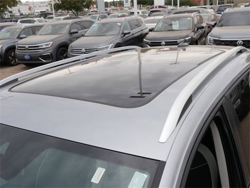 Certified 2025 Volkswagen Taos SE image 11