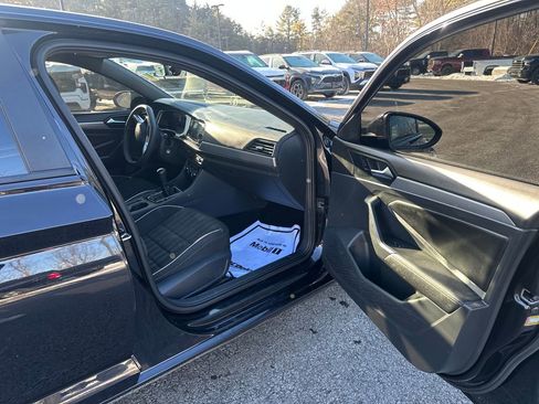 Used 2023 Volkswagen Jetta Sport image 9