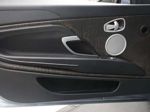 Used 2019 Aston Martin DB11 Volante image 32