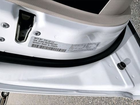 Used 2023 Chrysler Pacifica Touring-L FWD image 36