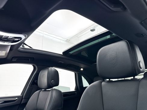 Used 2024 Porsche Macan image 3
