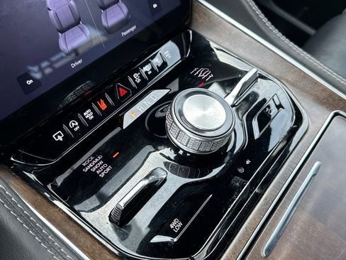 Certified 2024 Jeep Grand Wagoneer L Base image 23