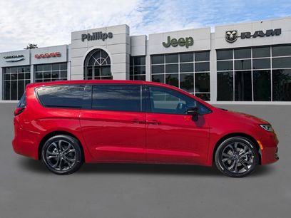 New 2026 Chrysler Pacifica Select