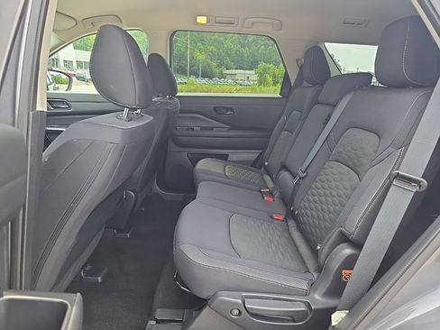 Used 2024 Nissan Pathfinder SV FWD image 17