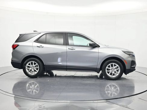 Used 2023 Chevrolet Equinox LS w/ LS Convenience Package FWD image 4