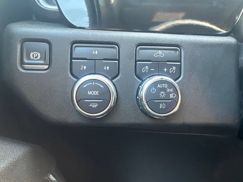 Used 2025 GMC Sierra 3500 SLE w/ SLE Value Package AWD/4WD image 10