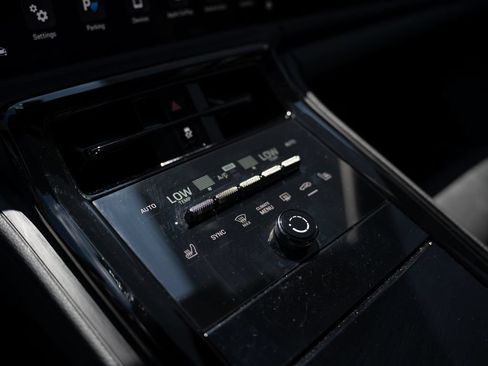 Used 2025 Porsche Panamera RWD image 26