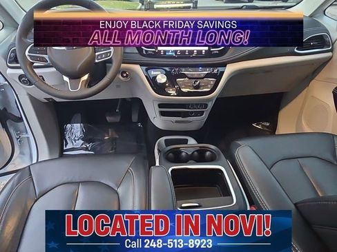 Used 2022 Chrysler Pacifica Touring-L image 14