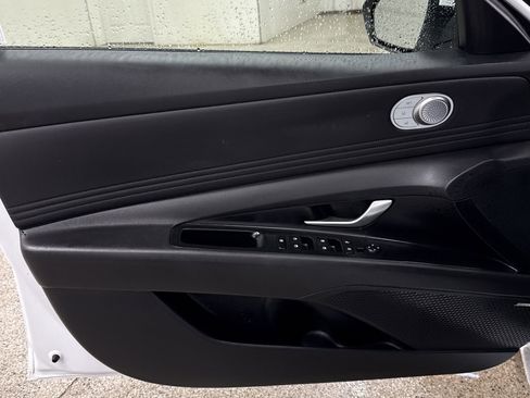 Used 2024 Hyundai Elantra Limited image 3