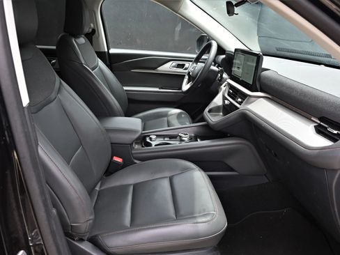Used 2025 Ford Explorer Active w/ Active Comfort Package RWD image 13