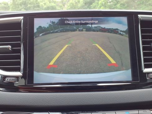 Used 2024 Chrysler Pacifica Touring-L FWD image 18