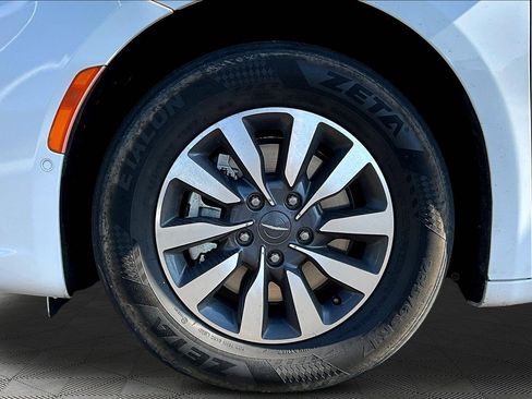 Used 2022 Chrysler Pacifica Touring-L w/ Uconnect Theater Family Group FWD image 29