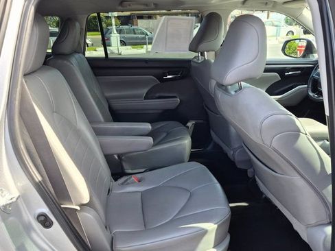 Used 2021 Toyota Highlander XLE AWD/4WD image 7
