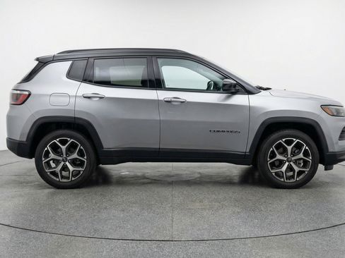 Used 2025 Jeep Compass Limited image 11