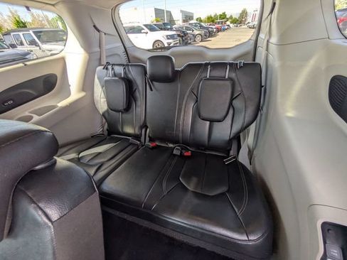 Used 2022 Chrysler Pacifica Touring-L w/ Uconnect Theater Family Group FWD image 28