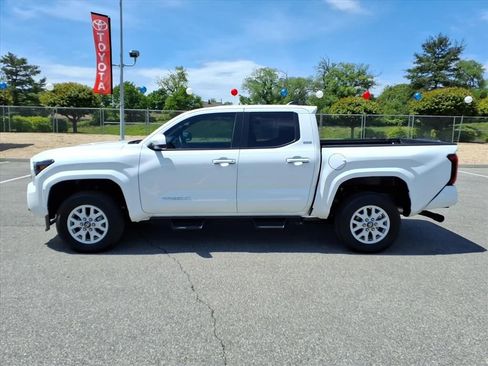 Certified 2024 Toyota Tacoma SR5 AWD/4WD image 8