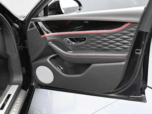 Used 2024 Bentley Flying Spur W12 image 32