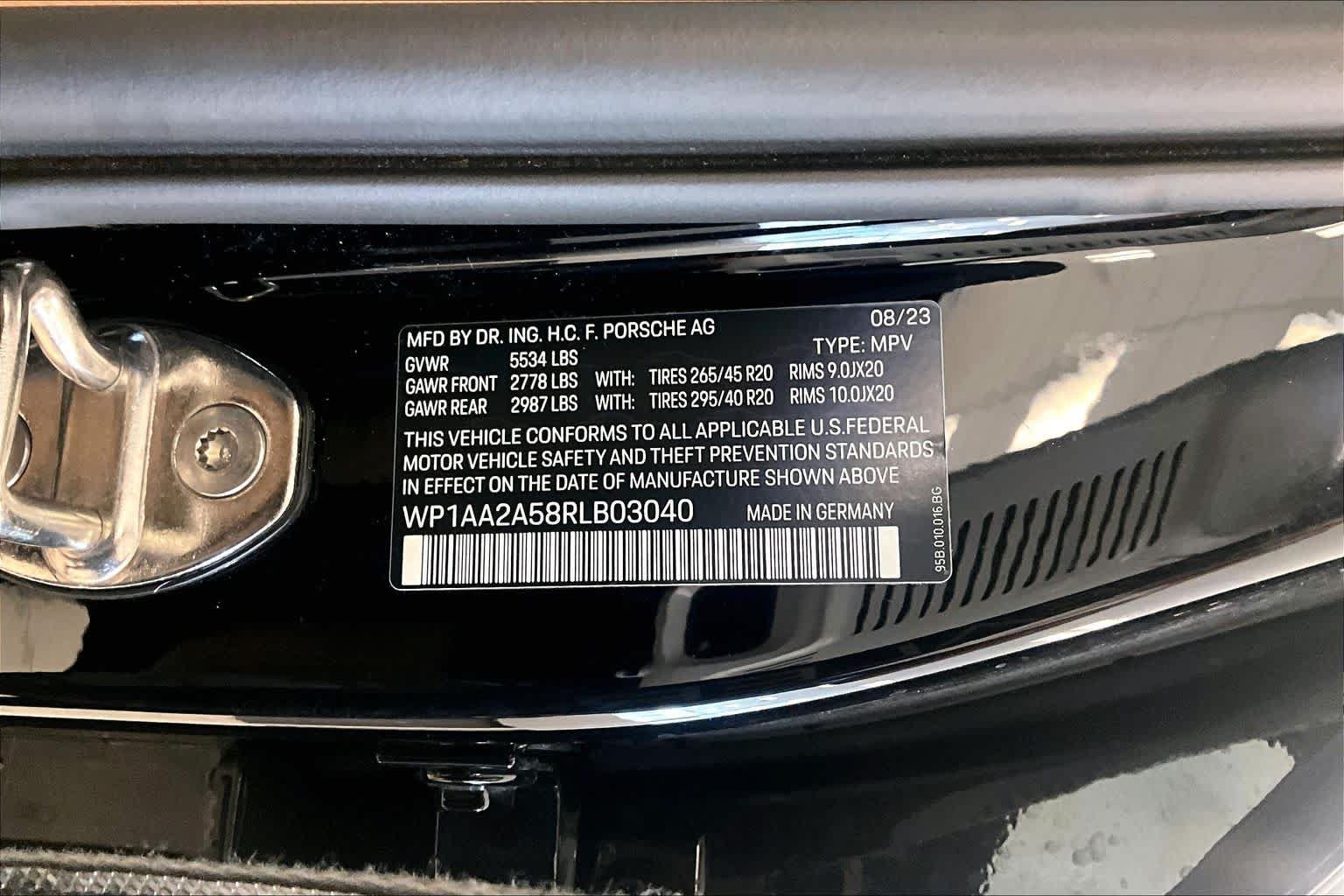 Used 2024 Porsche Macan AWD/4WD image 30